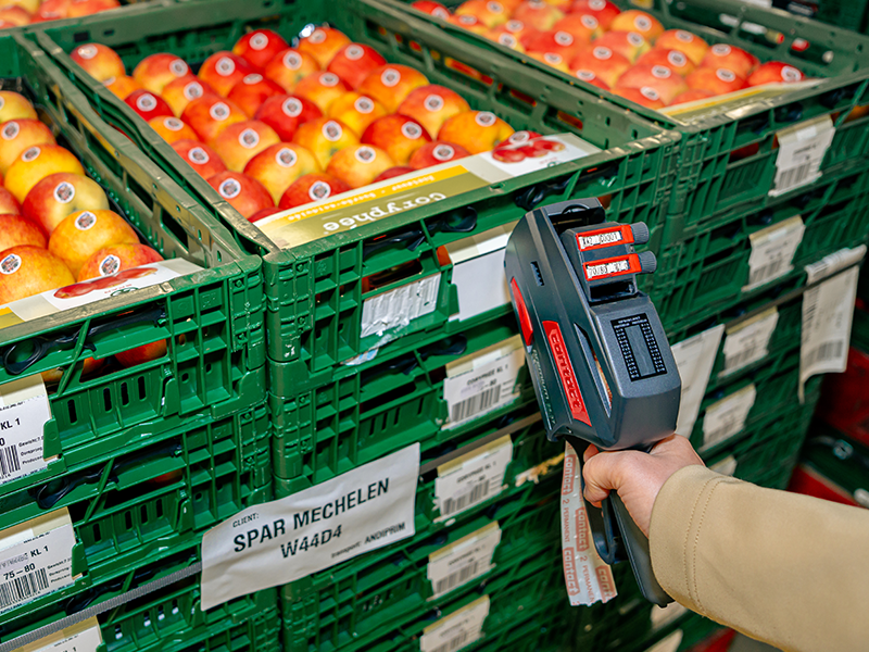 Codes-barres sur les boîtes en plastique